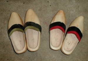 différentes paires de sabots en bois