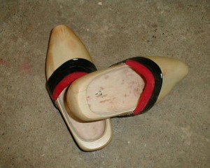paire de sabots en bois