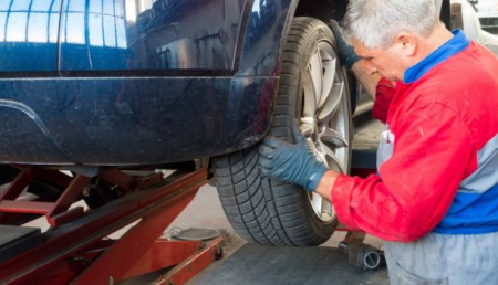 mecanicien changeant une roue de voiture