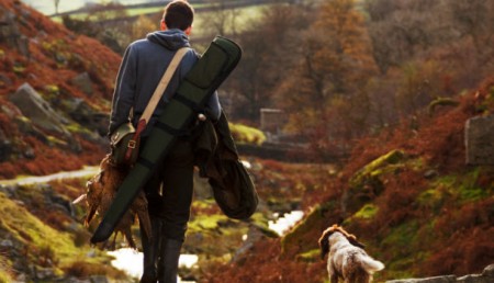 chasseur avec son chien et fusil